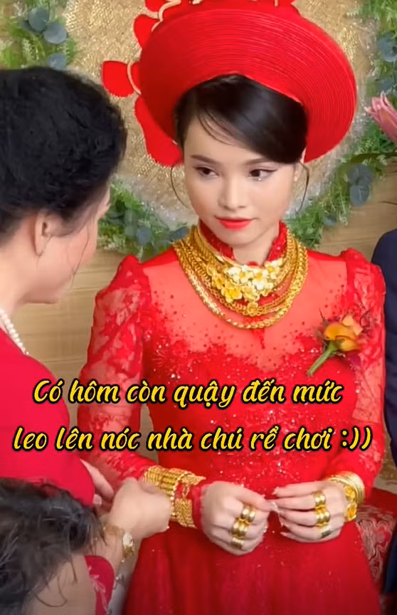 Trong video, cô dâu đeo vàng từ vòng cổ, vòng tay, nhẫn vàng,... đầy tay, dày kín cả cổ. Thậm chí nhiều tới nỗi nặng trĩu, không đủ chỗ để đeo thêm.