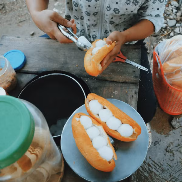 Khác với các món bánh ăn cùng kem ngoại nhập, bánh mì kẹp kem tuổi thơ của 8x, 9x lại giản dị hơn nhưng không kém phần hấp dẫn.