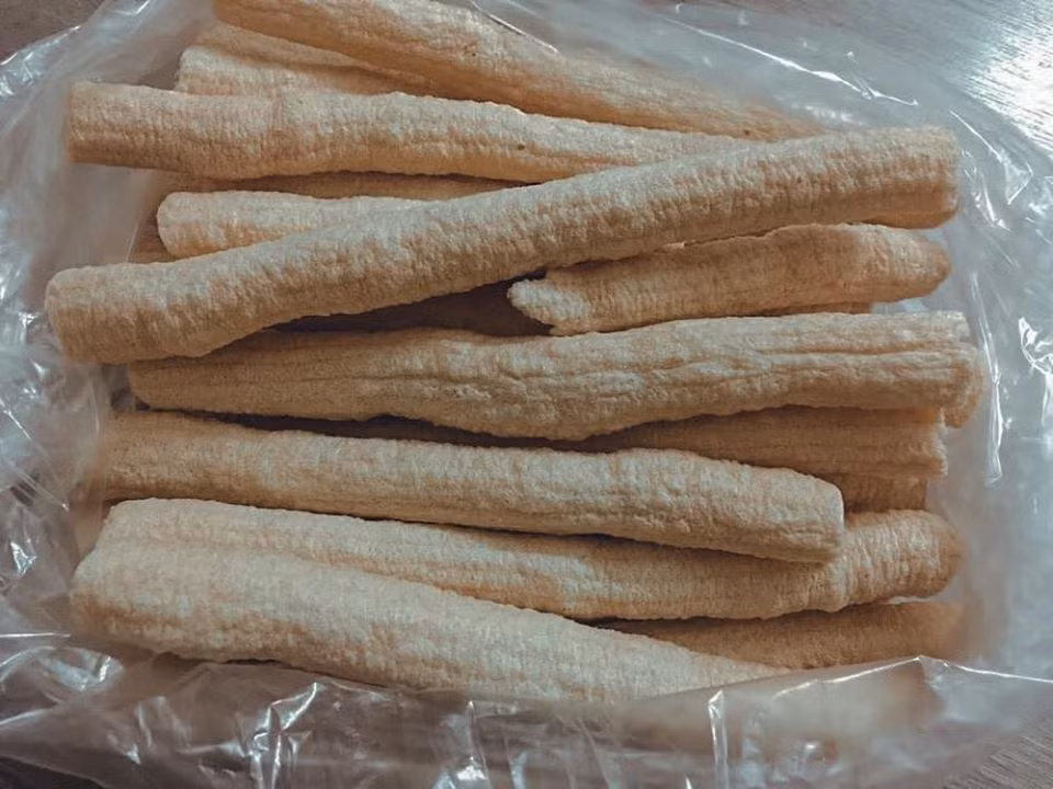 Những món ăn vặt tuổi thơ rất mộc mạc, rất rẻ thậm chí "vô giá cả" này đã có thể liệt vào dạng khoái khẩu mà thời ấu thơ của thế hệ 8x, 9x vẫn mơ thưởng thức hàng ngày.