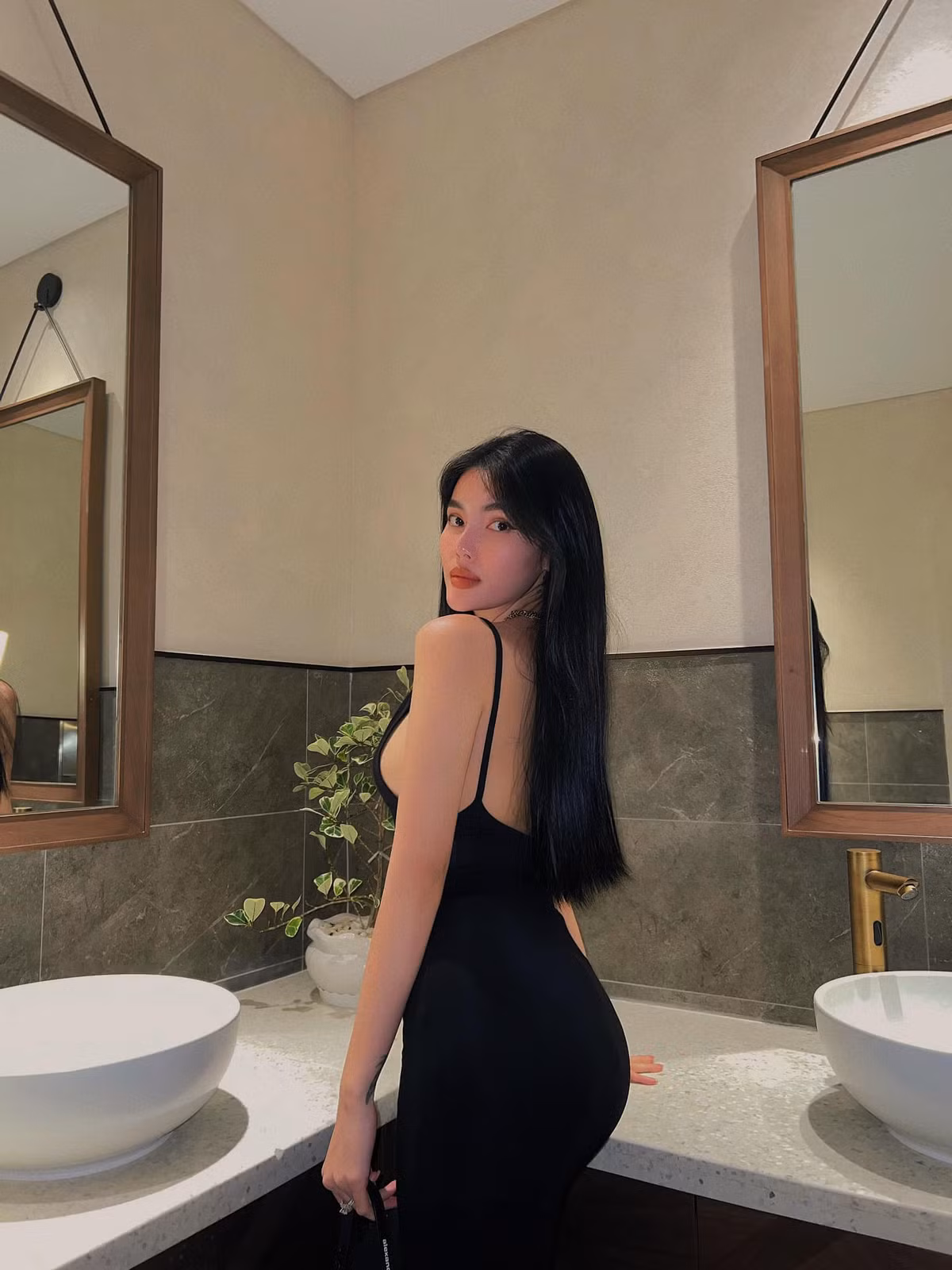 Không phải là người mẫu nhưng cô nàng sở hữu đôi chân dài không kém mỹ nhân nào.