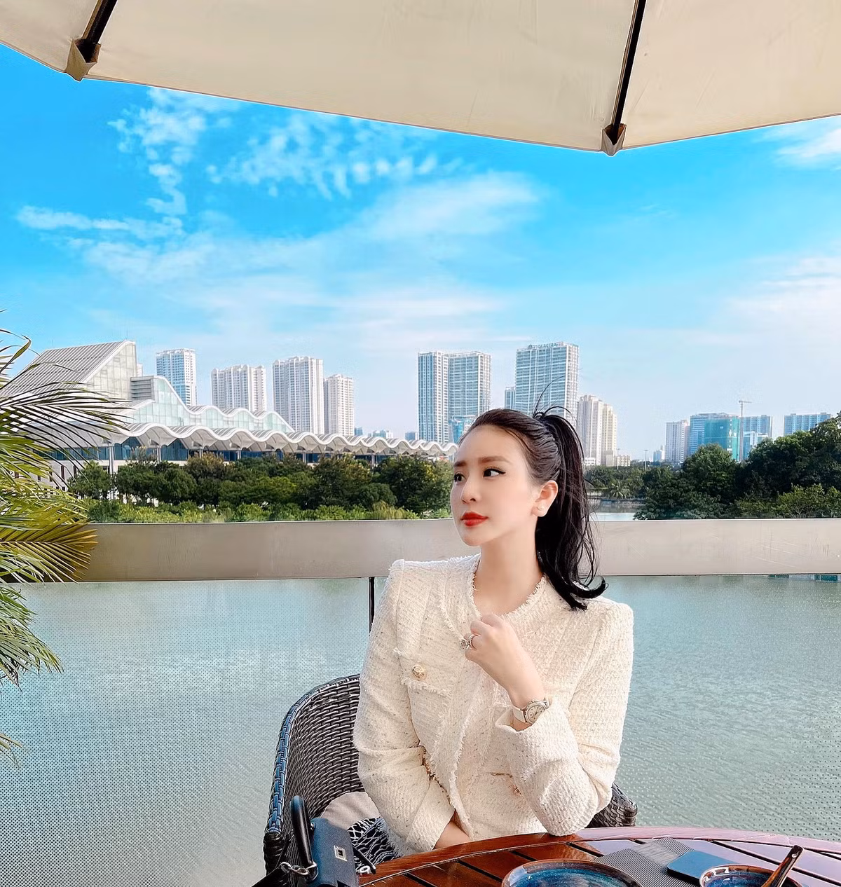 Thần thái sang chảnh của cô nàng cũng làm người ta phải trầm trồ không thôi dù là trước khi mang thai hay ở giai đoạn bầu bí.