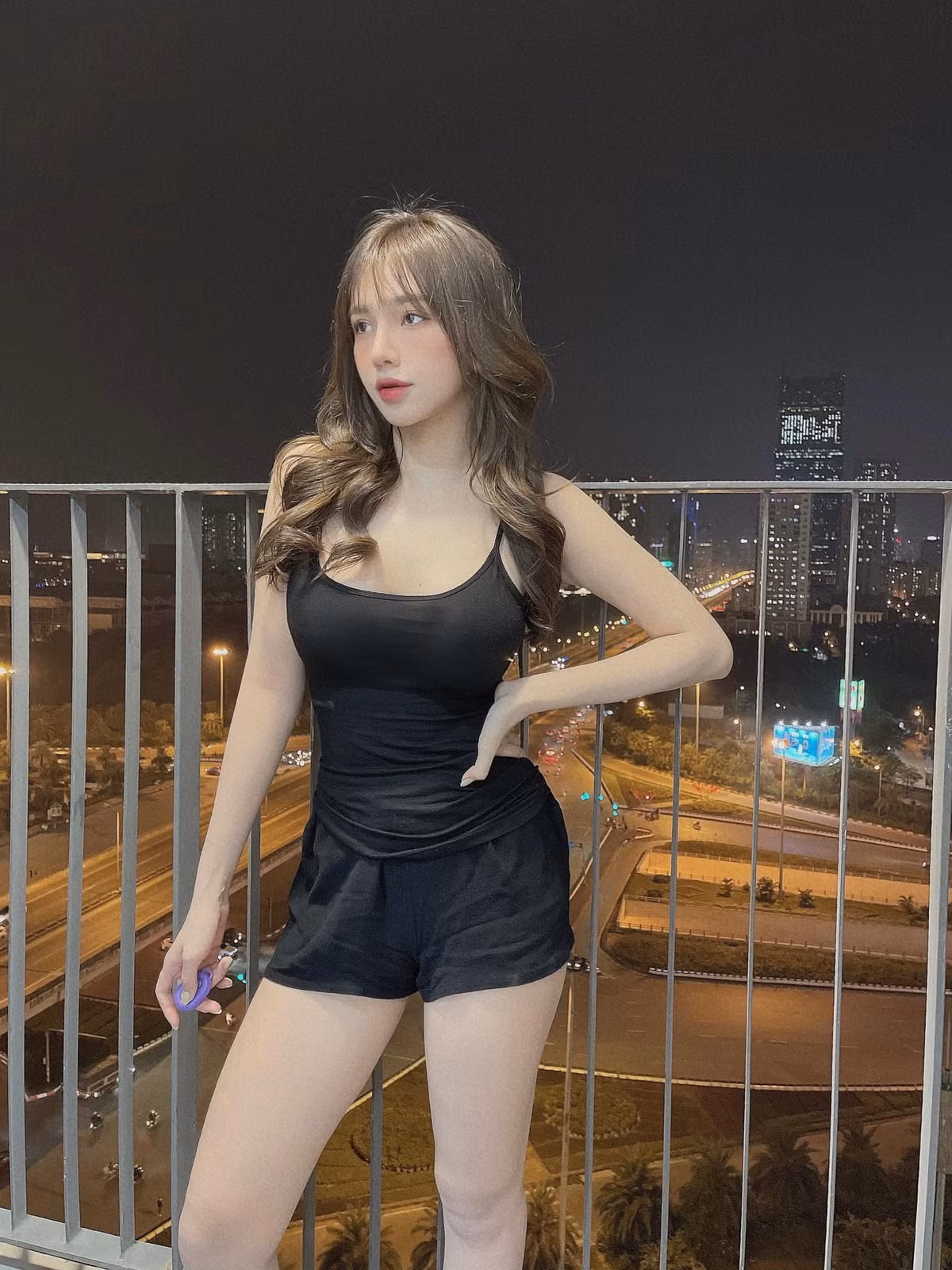 Không những thế, Gia Hân còn có một thân hình cân đối với chiều cao ấn tượng và số đo 3 vòng hoàn hảo nên cô nàng luôn tự tin diện những bộ đồ quyến rũ.