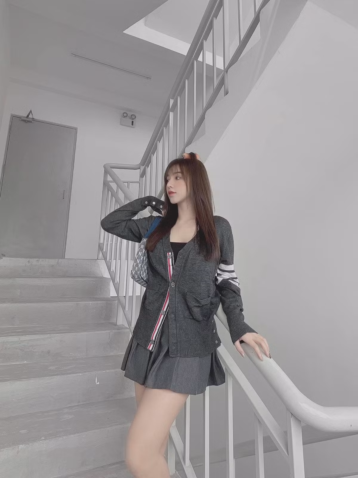 So với bạn gái và vợ của nhiều tuyển thủ quốc gia, cô nổi lên nhờ ngoại hình chuẩn từng centimet cùng phong cách thời trang gợi cảm.