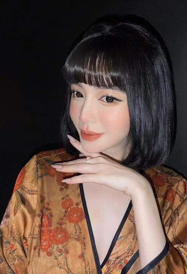 Mới đây, hot girl Elly Trần đăng tải hình ảnh với mái tóc mới, ngắn cụp, để mái bằng, nhuộm đen tuyền vô cùng trẻ trung.
