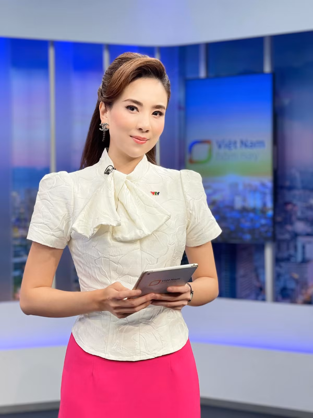 Mai Ngọc được mệnh danh là " MC đẹp nhất VTV" khi sở hữu ngoại hình xinh đẹp, vóc dáng cực chuẩn.