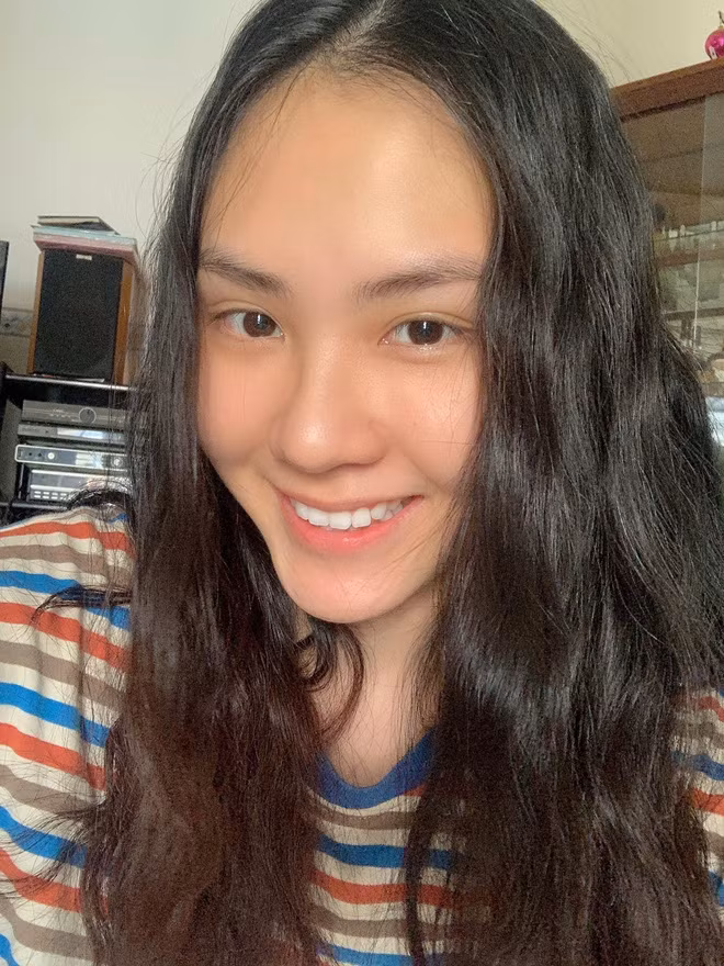 Dù là trở thành ứng viên của Hoa hậu Việt Nam hay ở ngoài đời, gái xinh sinh năm 1999 vẫn luôn nổi bật nhờ gương mặt mộc không chỗ chê.