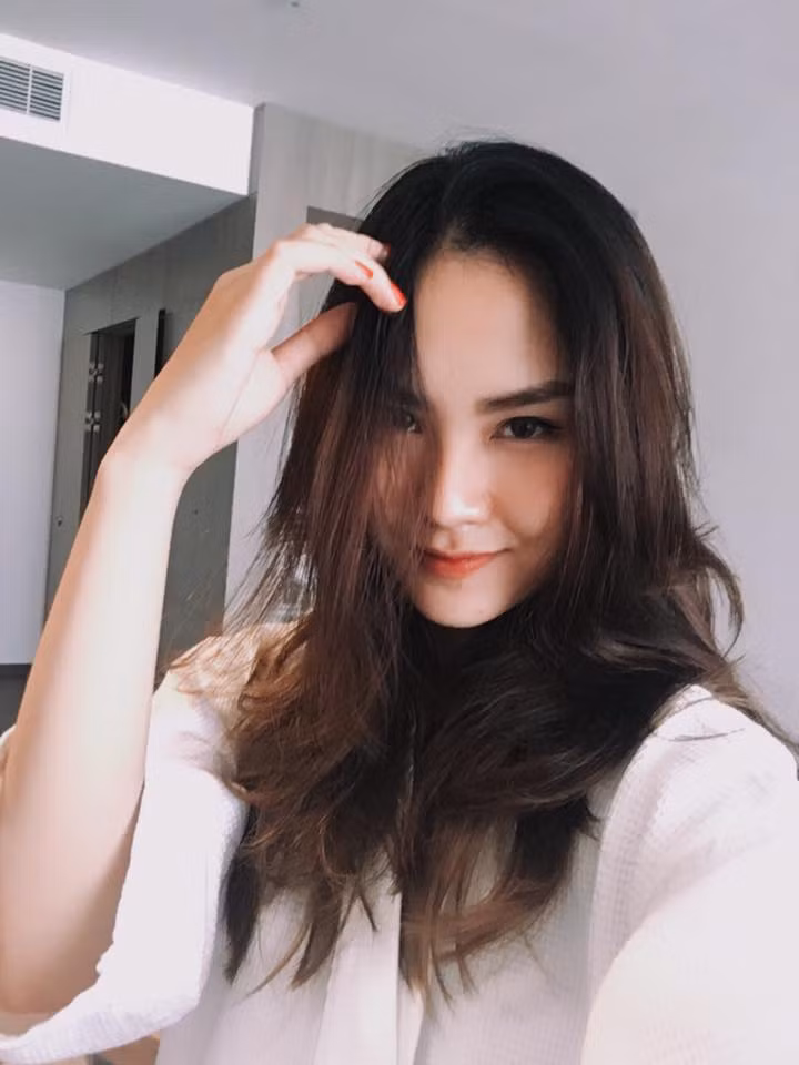 Nhưng sau khi bức ảnh thu hút nhiều lượt yêu thích, Đức Huy lại xóa bỏ bức hình khiến cho không ít người tò mò, bàn tán về người đẹp 9x. Ảnh: FBNV