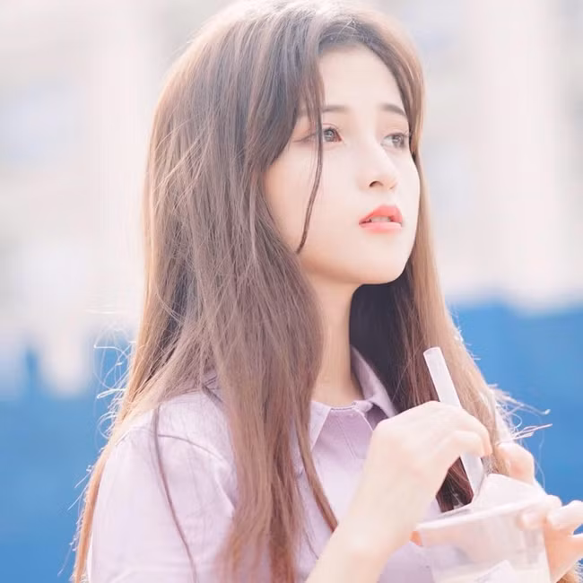 Nàng hot girl 9x được biết đến với vai trò người mẫu ảnh, diễn viên sở hữu nhan sắc trong trẻo, ưa nhìn.