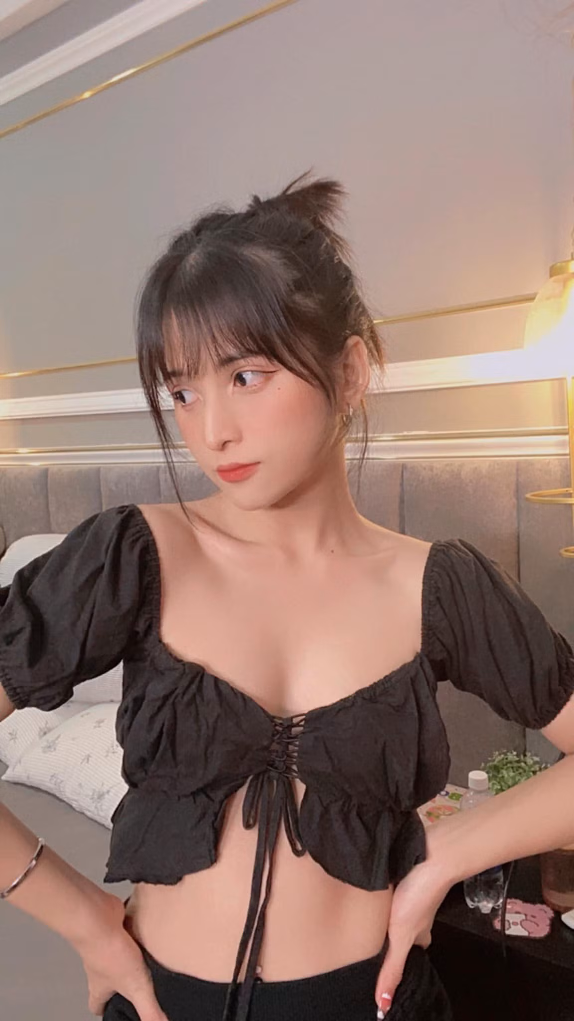 Đặc biệt, gái xinh trường Luật còn nổi tiếng trong cộng đồng mạng với một số biệt danh "Nancy phiên bản Việt", "bản sao Nancy" khi được nhận xét có nhiều nét giống "nữ thần sắc đẹp Hàn Quốc" Nancy (thành viên nhóm nhạc Momoland).