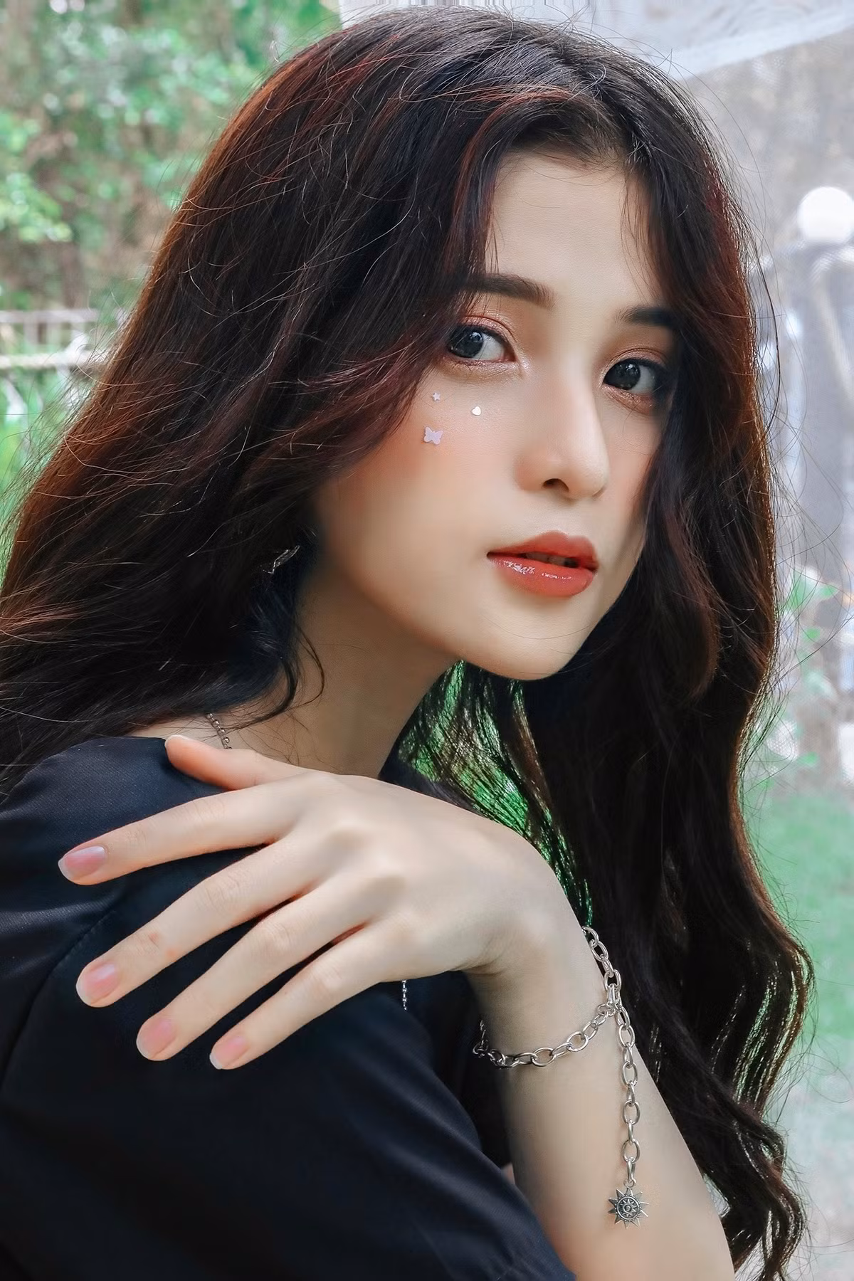Cô thường chọn cho mình những bộ đồ nữ tính với những chi tiết tạo điểm nhấn vóc dáng.