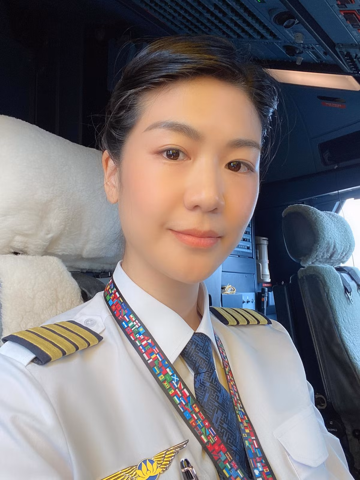 Vừa đăng lên, bức ảnh cười xinh xắn của nữ cơ trưởng đã nhanh chóng nhận được nhiều sự chú ý cùng vô số bình luận từ cư dân mạng.
