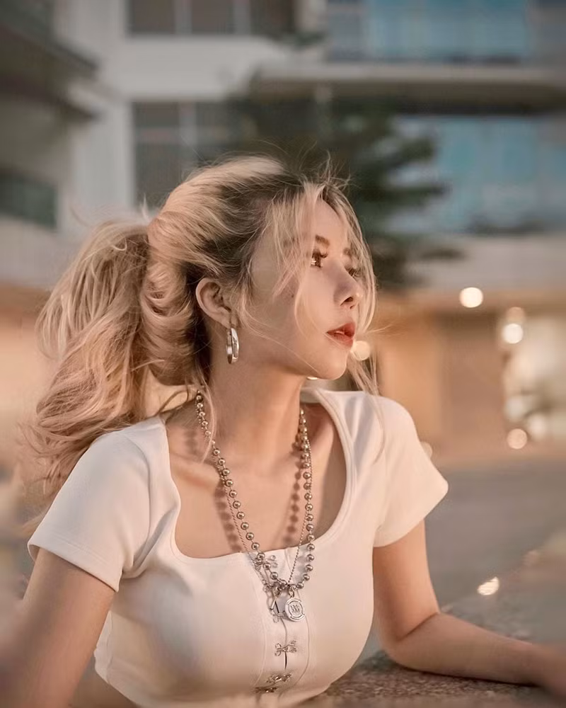 Không chỉ có thân hình cân đối, cô còn là người có guu thời trang ấn tượng.
