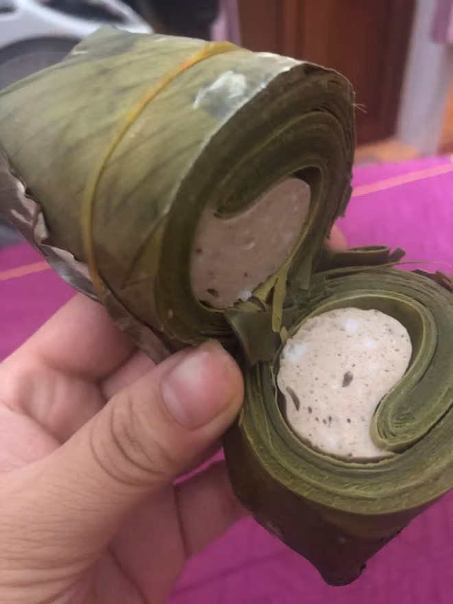 Trong dịp Tết, nhiều cư dân mạng đã chứng kiến những màn khui đồ ăn, bánh kẹo và hoàn toàn thất vọng với cách bán hàng "treo đầu dê bán thịt chó".