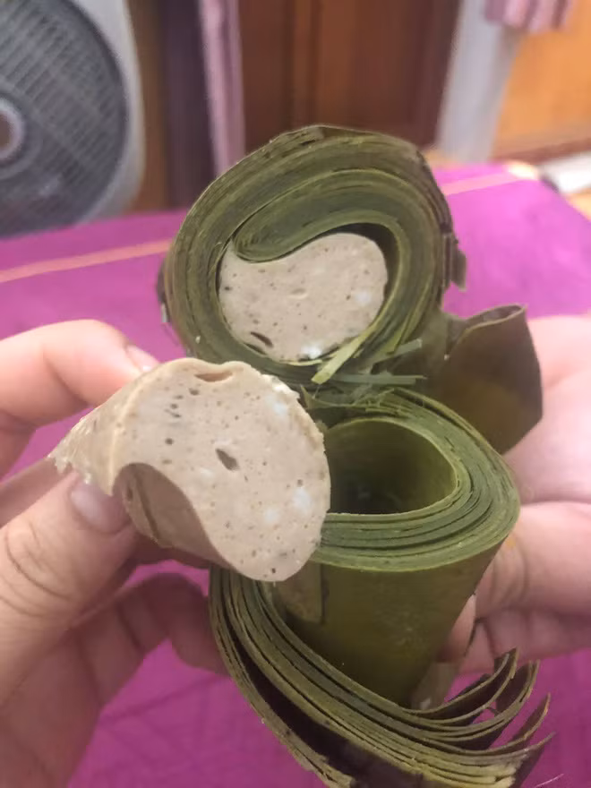 Nào là bánh kẹo Tết ngoài một đằng trong một nẻo, đến cả bánh chưng, bánh tét hay khúc giò nhiều người bán hàng vẫn có thể tạo nên "cú lừa" dành cho người mua.