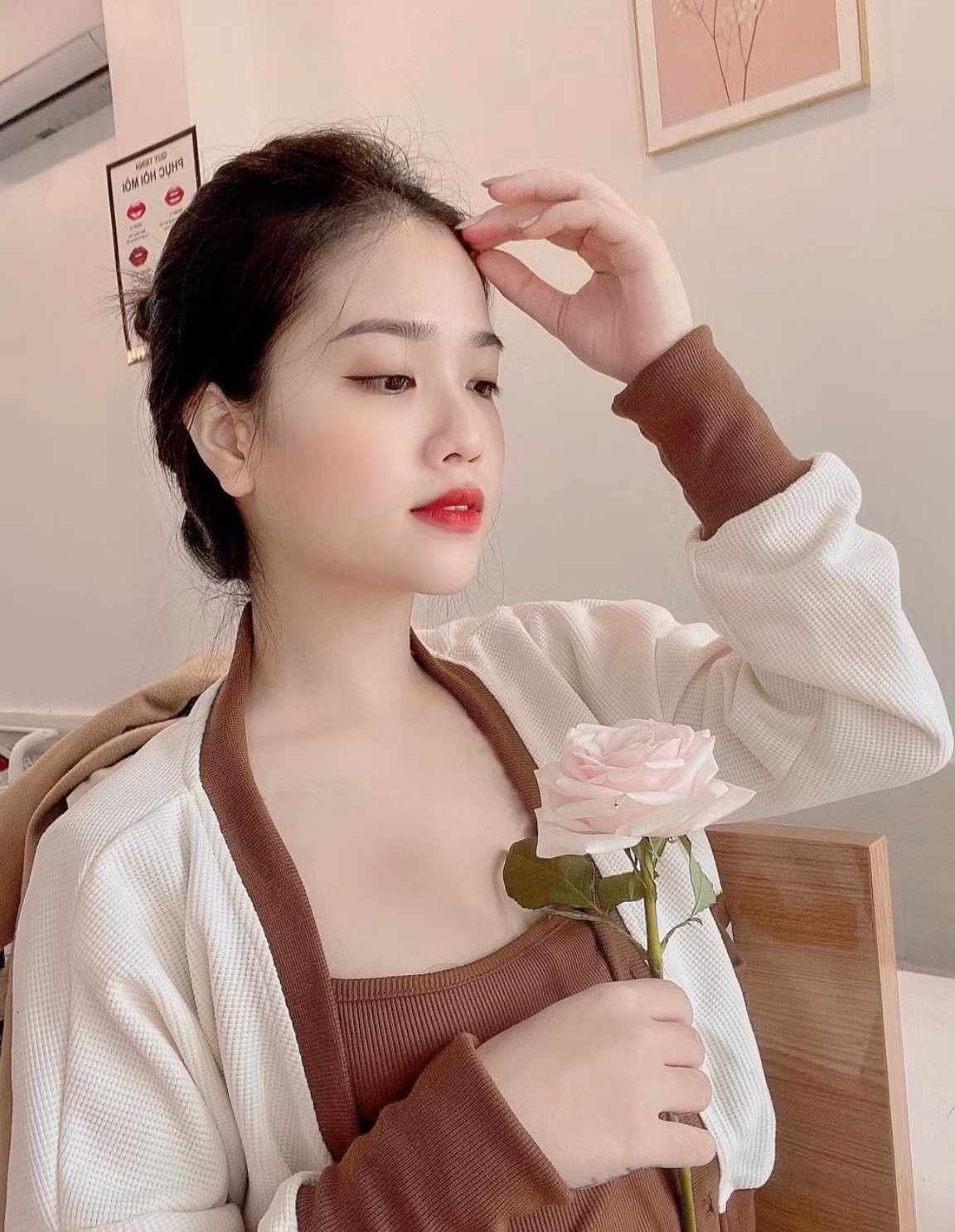 Bồ cũ Quang Hải cũng từng đăng tải hình ảnh khoe hoa bạn trai tặng làm netizen không khỏi đồn đoán.
