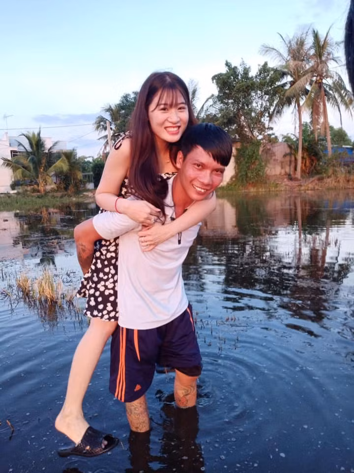 Cách đây gần 2 tháng, "hiện tượng mạng" này gây chú ý khi khoe xây nhà mới cho vợ con. Cả 2 cho hay do gia đình có thêm con nhỏ nên cần thêm diện tích để ở.