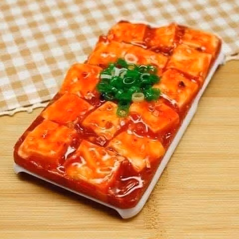 Mới đây cư dân mạng chia sẻ nhiều những chiếc ốp lưng hình đồ ăn vô cùng độc đáo, giống y hệt các món ăn ngoài đời.