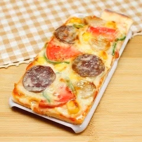 Từ món pizza, đậu phụ sốt cà chua, ngô phô mai,....đều được in lên và tạo thành ốp điện thoại độc đáo, tín đồ ăn uống ai cũng muốn sở hữu nó.