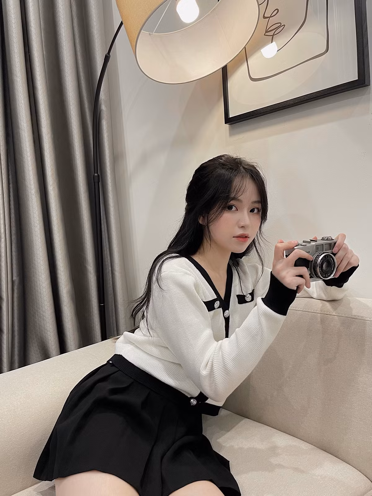 Sở hữu chiều cao khiêm tốn những cô nàng luôn khéo léo lên đồ để có được những bức hình street style chẳng kém cạnh những hot girl hay người mẫu khác.