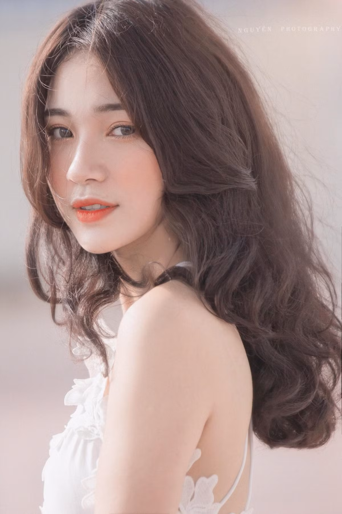 Cô giáo Ngọc sở hữu gương mặt khả ái và chiều cao nổi bật gây ấn tượng người đối diện từ lần đầu gặp gỡ.