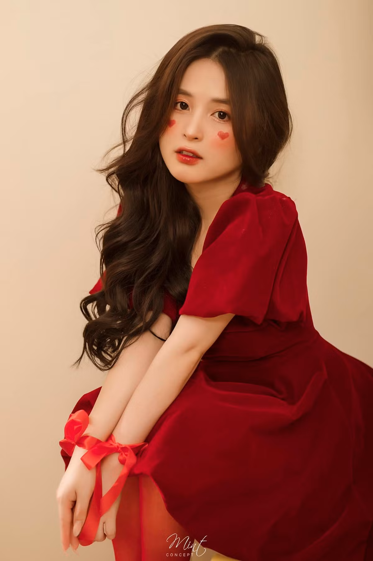 Mọi khoảnh khắc trong chiếc váy đỏ của nữ streamer luôn được người hâm mộ khen ngợi.