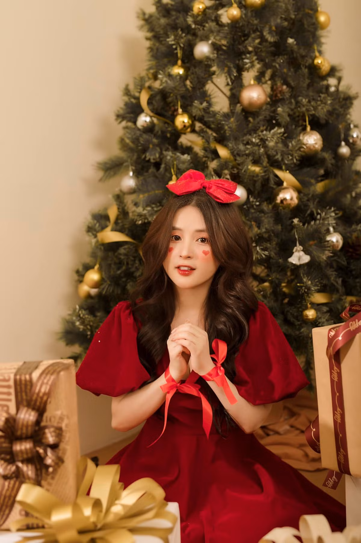 Vẫn với phong cách dịu dàng, nhẹ nhàng thường thấy, nàng hot girl dân tộc Thảo Nari diện chiếc váy đỏ với điểm nhấn là hai hình trái tim trên má.