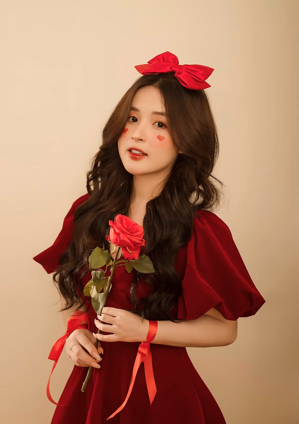 Nhiều cư dân mạng cho rằng gái xinh 9x đã thực sự "lột xác" hoàn toàn bởi trước đó cô luôn giữ hình ảnh trong trẻo, đáng yêu và kín đáo.