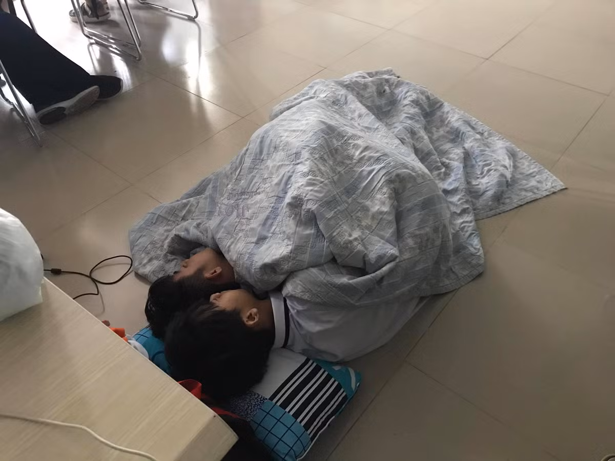 Trống tiết thì mình chải chiếu, đắp chăn ra sàn lớp làm giấc thôi.