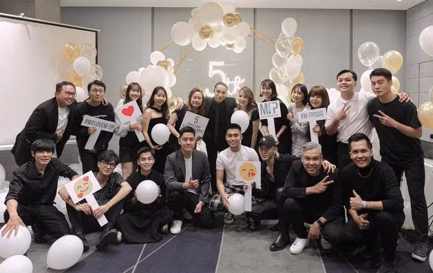 Sự xuất hiện của Hải Tú khi cô nàng có mặt trong bức ảnh kỉ niệm 5 năm thành lập công ty quản lý được up trên trang M-TP Entertainment. Hải Tú vẫn giữ được vẻ ngoài rạng rỡ, tươi tắn, ngoại hình không quá khác biệt.