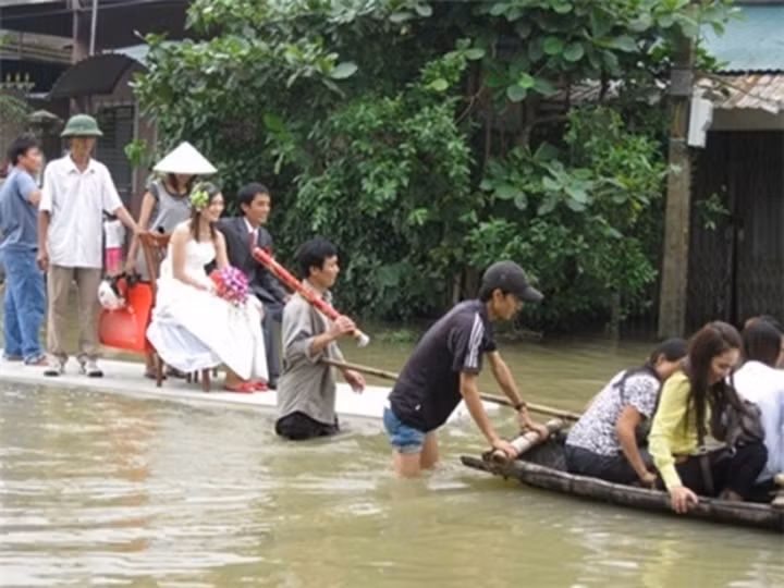 Không có thuyền thì dùng tạm bè tự chế cũng được.