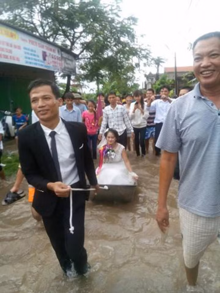 Có gì dùng nấy, miễn là cô dâu không bị ướt.
