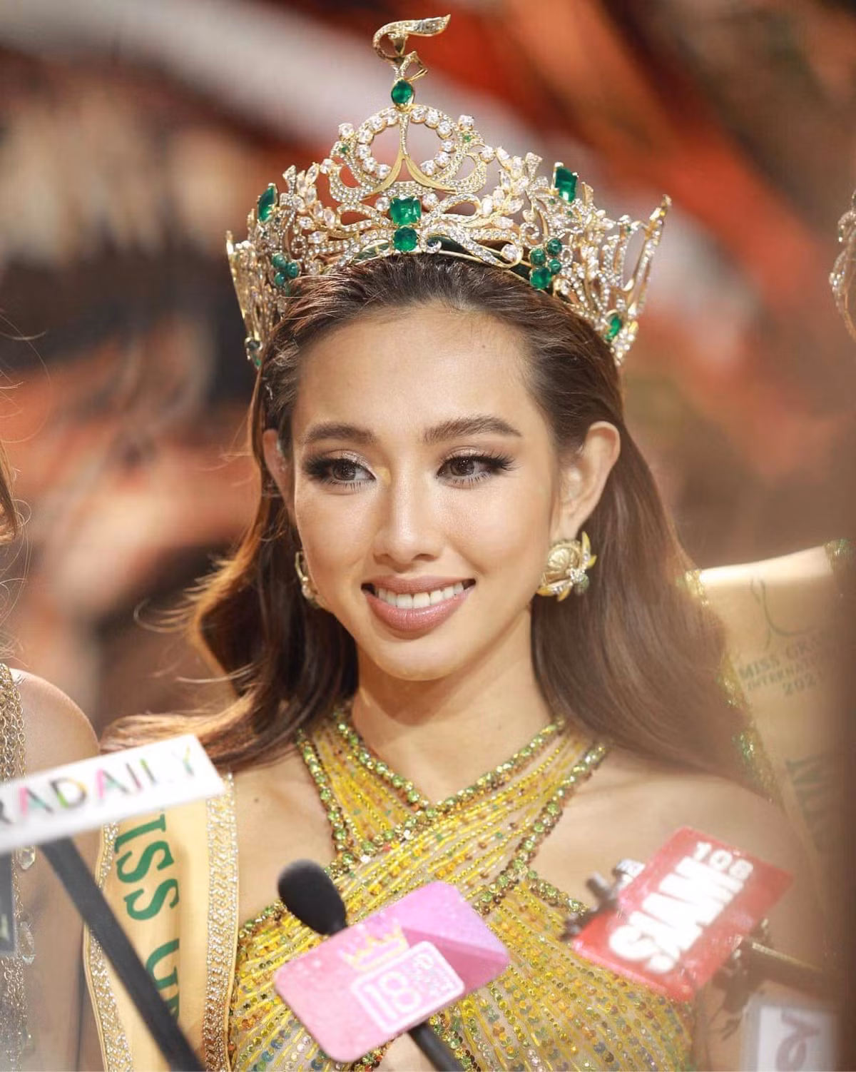 Dù hiện tại đang ở Thái Lan sau đăng quang, nhưng Thuỳ Tiên vẫn hướng về quê nhà, chia sẻ lời chúc và sự ủng hộ đến đội tuyển bóng đá Việt Nam.