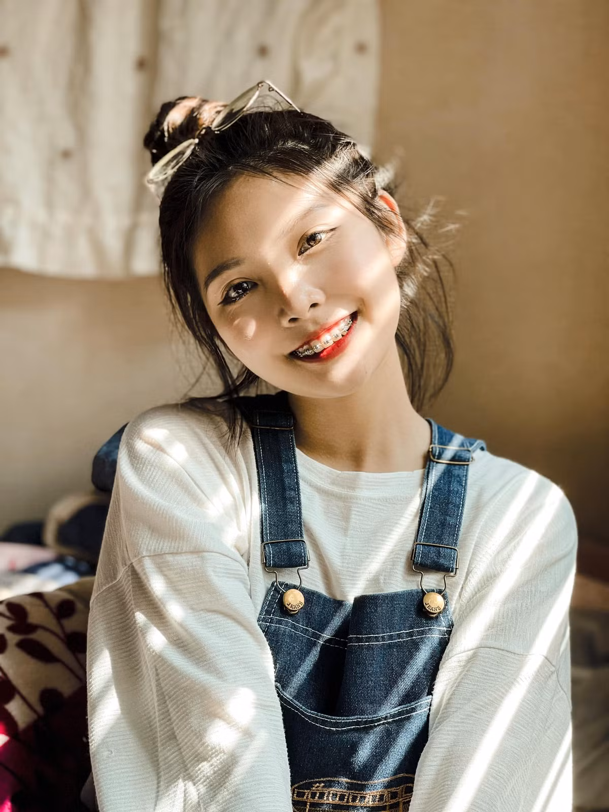 Khi còn là học sinh, Kiều Thanh đã tự tay mình makeup cho các bạn cùng trường, thù lao chỉ dám nhận 50.000 nghìn đồng.