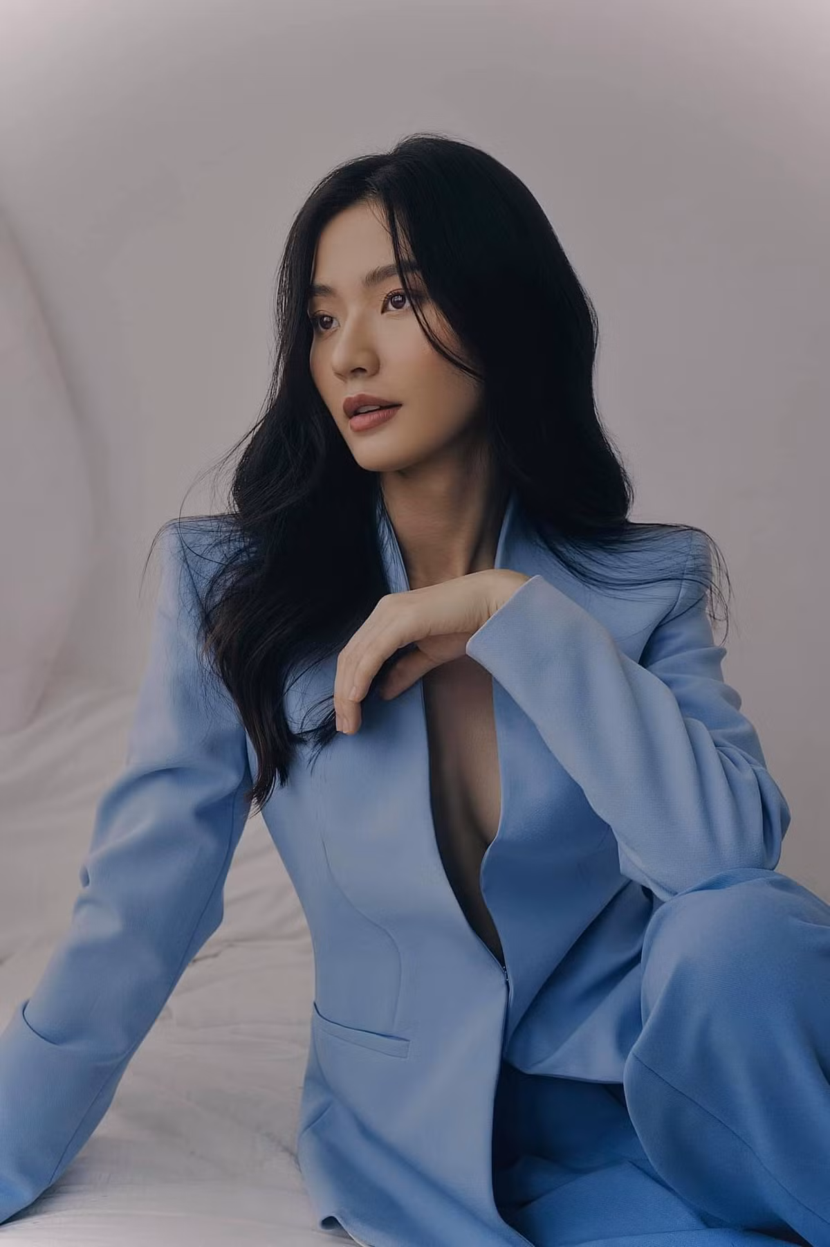 Nhờ sở hữu nét đẹp sắc sảo cùng vóc dáng cân đối, hot girl Hà thành nhanh chóng trở thành tâm điểm chú ý.