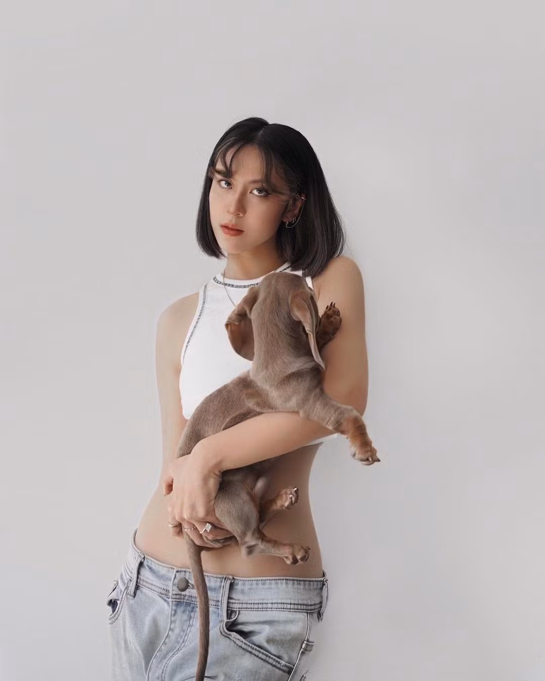 Sau khi tốt nghiệp chuyên ngành Y khoa, nàng rich kid 24 tuổi đã tự thành lập thương hiệu chăm sóc da của riêng mình mang tên Zyu Skincare vào năm 2020. Ảnh: Tổng hợp