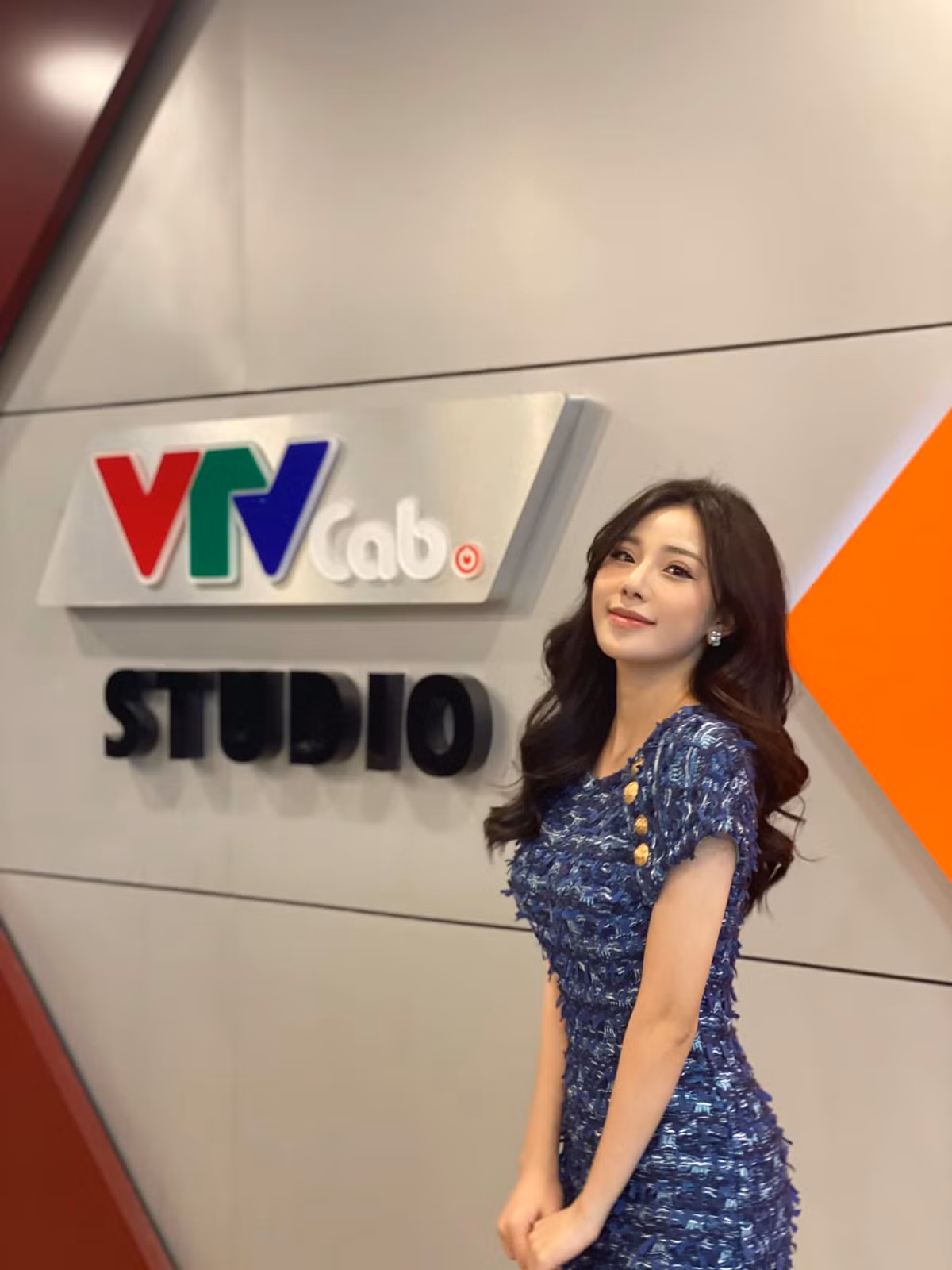 Nữ MC sinh năm 1998 thường xuyên đăng tải những hình ảnh vui vẻ, lạc quan, được nhiều người yêu thích trên mạng xã hội.