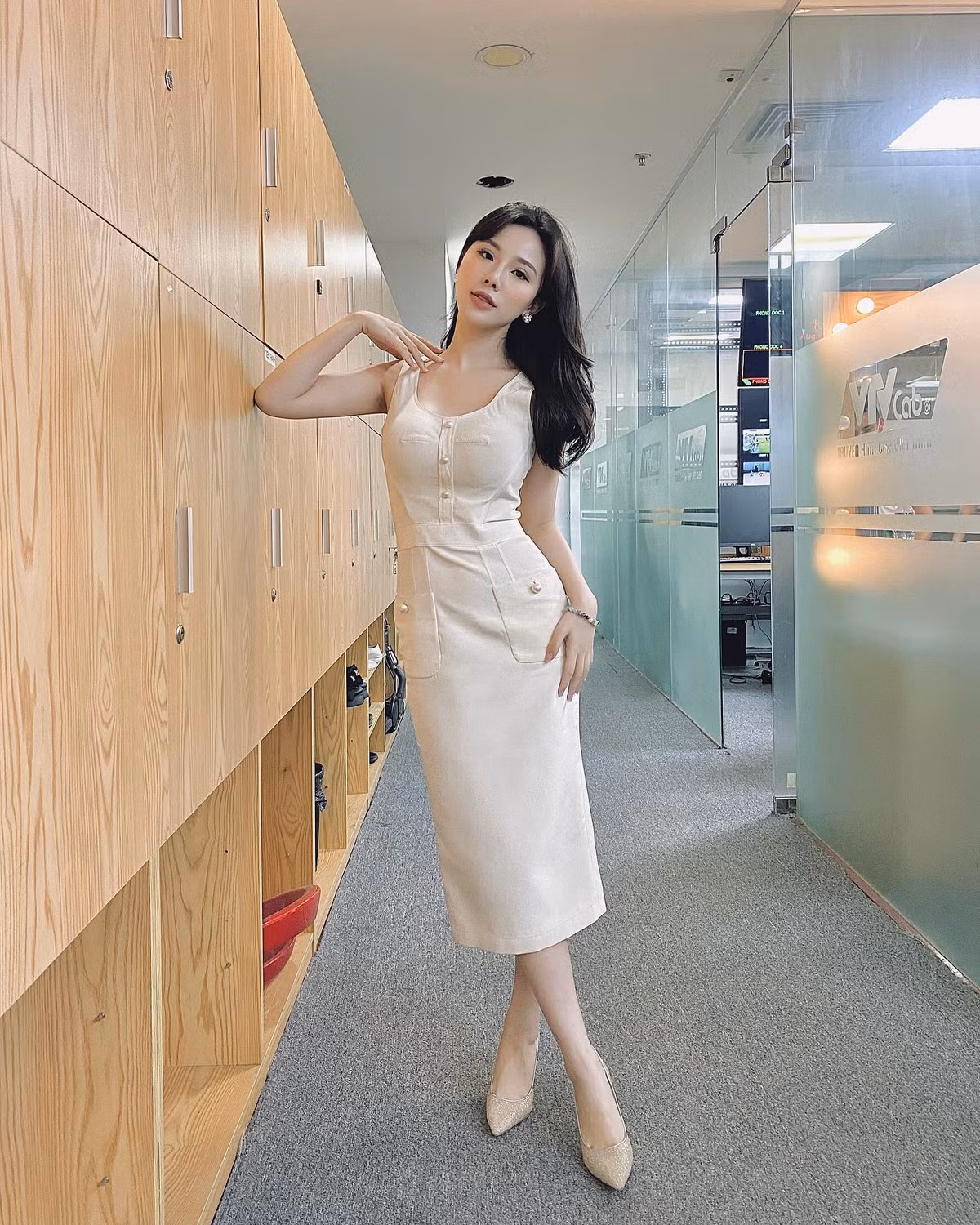 Gương mặt xinh đẹp và thân hình nóng bỏng của MC Minh Anh. Ảnh: FBNV