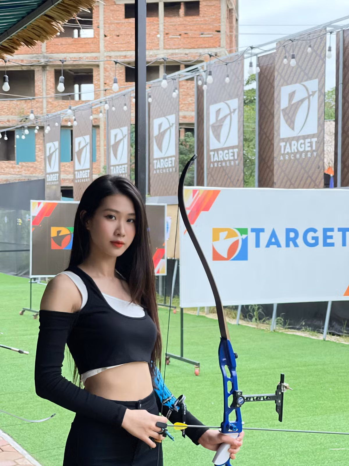Diện bộ đồ tập dáng áo crop-top, quần legging, người đẹp này gây chú ý không chỉ bởi dung mạo tươi tắn mà còn bởi vóc dáng nuột nà như người mẫu.