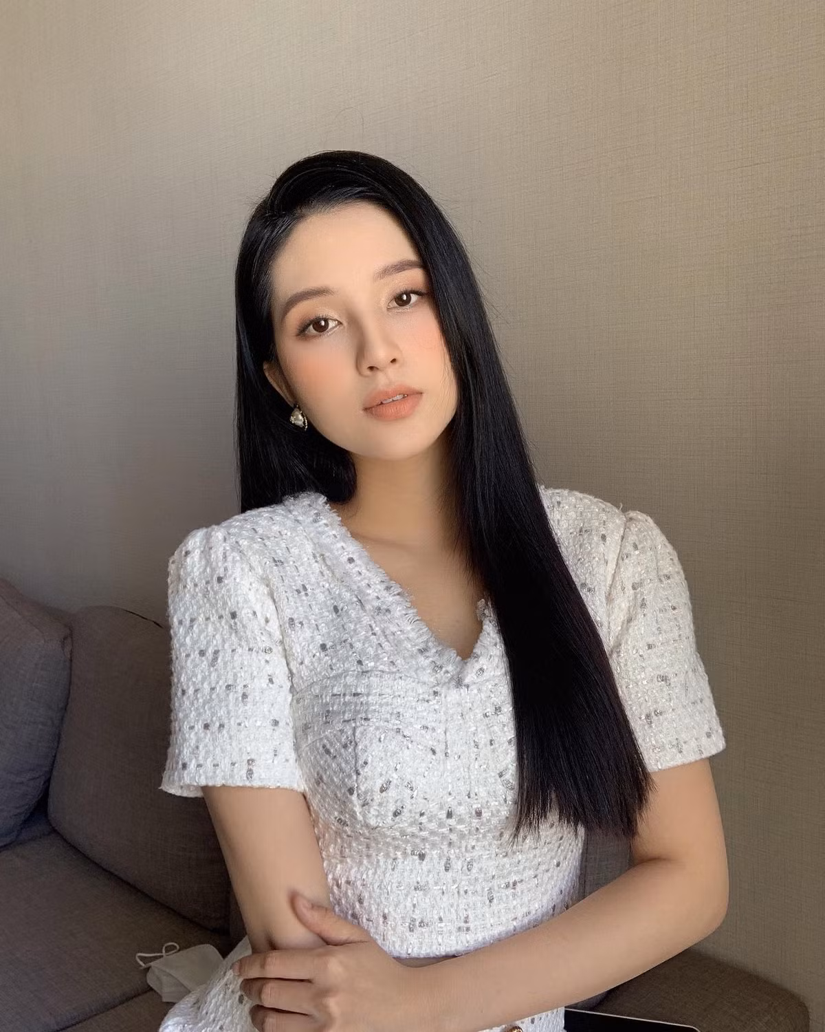 Dù là mặt mộc mặc đồ ngủ, đầu tóc, gương mặt vẫn chưa chỉn chu hoàn toàn, thế nhưng điều đó không làm Thiên An bị giảm phong độ nhan sắc.