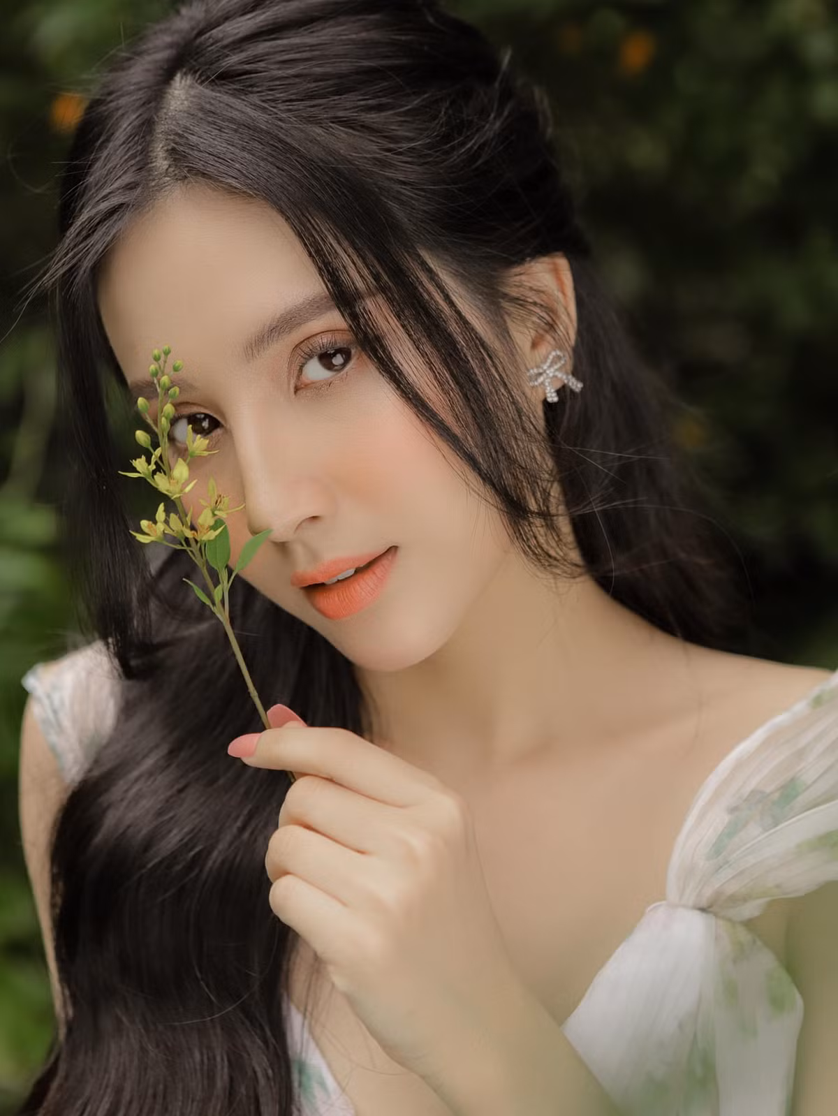 Mới đây, hot girl Thiên An đăng tải trên trang cá nhân bộ ảnh hóa nàng thơ vô cùng nhẹ nhàng, nữ tính. Kèm theo những hình ảnh, cô viết: “Tôi luôn mỉm cười với cả thế giới. Hy vọng ngày mai và ngày kia, cả cuộc đời dài phía trước và cả thế giới sẽ mỉm cười với tôi.”