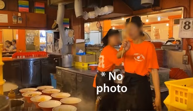 Hai nhân viên của quán đã dùng đũa chỉ thẳng mặt, xua đuổi nói: "No photo!" (Không chụp ảnh). Ở Nhật Bản, việc chụp ảnh, quay phim rất nhạy cảm. Người dân xứ anh đào đề cao quyền riêng tư cá nhân.