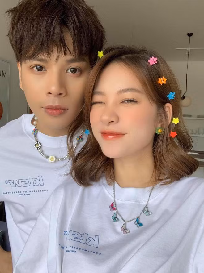 Mới đây nhất, cặp đôi chia sẻ khoảnh khắc hạnh phúc khi chào đón con ra đời. Bạn bè và người thân cũng liên tục gửi lời chúc mừng, hy vọng cả gia đình nàng hot girl 9x sẽ luôn vui vẻ, hạnh phúc.