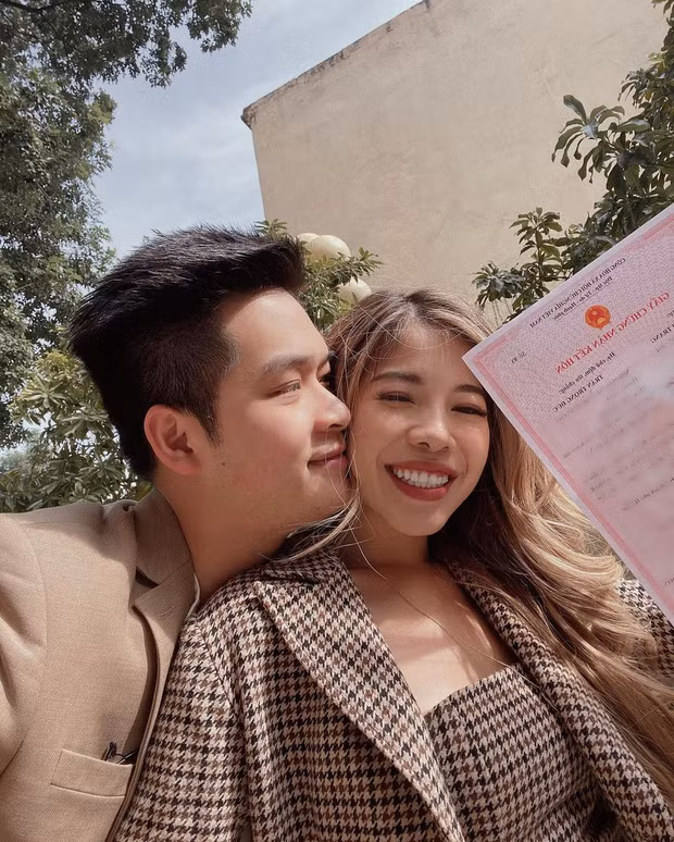 Cuối tháng 1/2021, Changmakeup khiến netizen vỡ òa khi công khai ảnh đăng ký kết hôn của mình và chàng bạn trai hơn 7 năm - vlogger Trọng Đức.