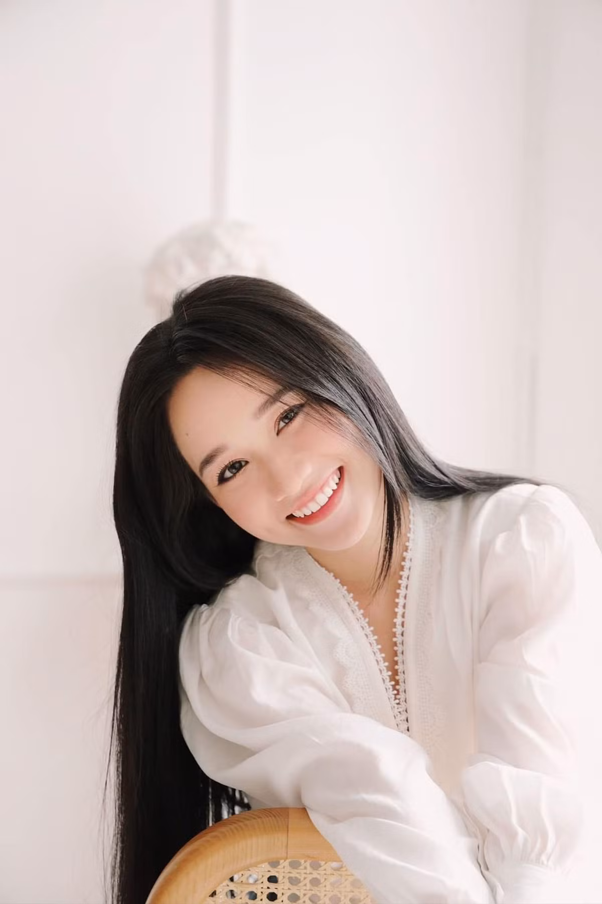 Cô nàng hot girl 9X này thường ngày chuộng phong cách nữ tính, dịu dàng và ít khi trang điểm đậm.