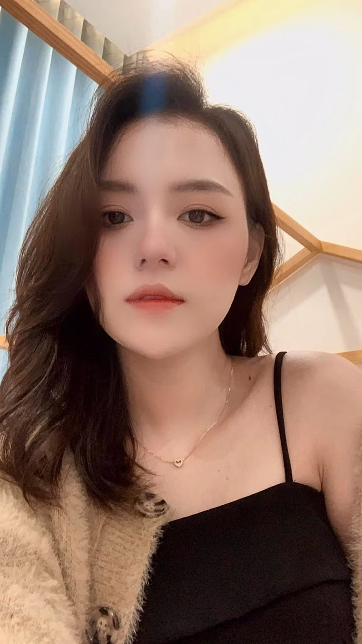 Hồng Hạnh theo đuổi phong cách thời trang thanh lịch, nữ tính và thỉnh thoảng "đổi gió" sang năng động, cá tính.