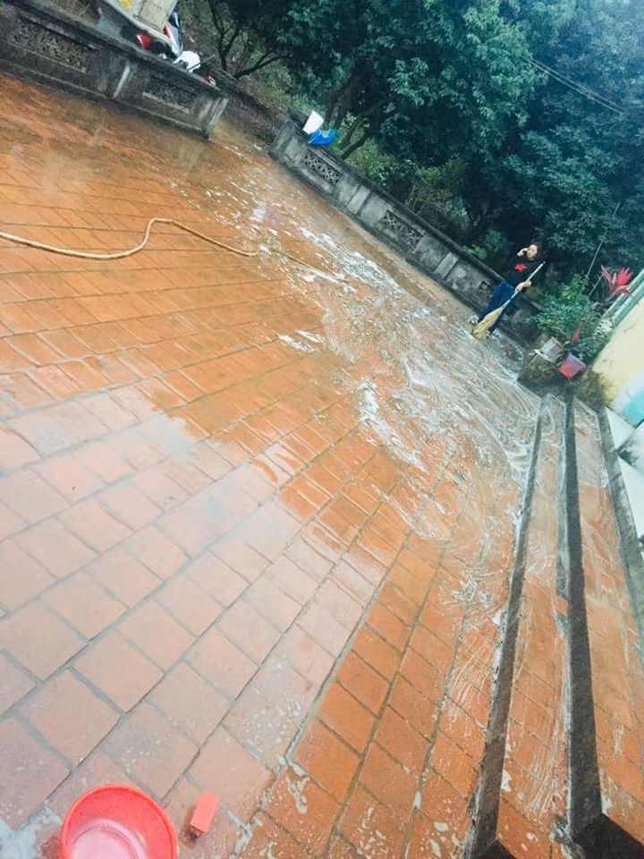 Không chỉ bàn ghế họa tiết mà vô số những đồ đạc trong nhà đều phải tháo ra, lắp lại, quét bụi, sắp xếp lại tươm tất một lượt.