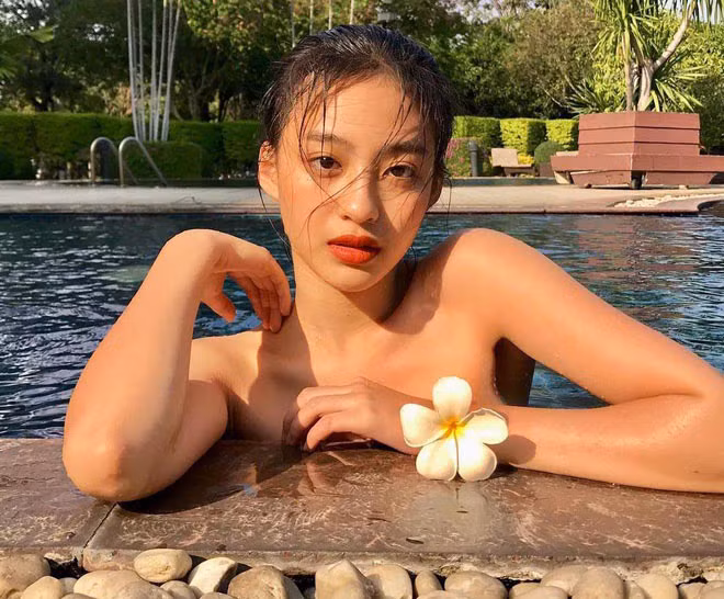 Nàng hot girl 9x có lợi thế khi mang trong mình vẻ đẹp lai Pháp từ ông ngoại nên sở hữu một nhan sắc vừa có nét bí ẩn của người Á Đông, vừa phảng phất sự phóng khoáng của người phương Tây.