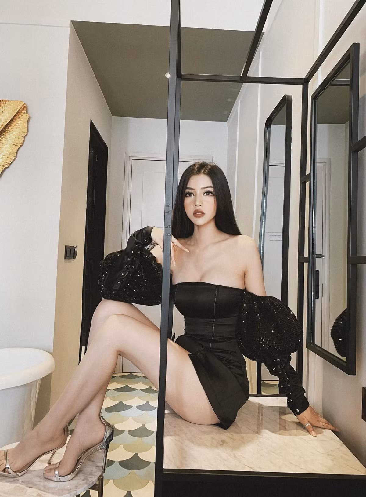 Sở hữu thân hình chuẩn mẫu, Trần Mai Hương thường xuyên lăng xê nhiều váy áo tôn dáng triệt để.