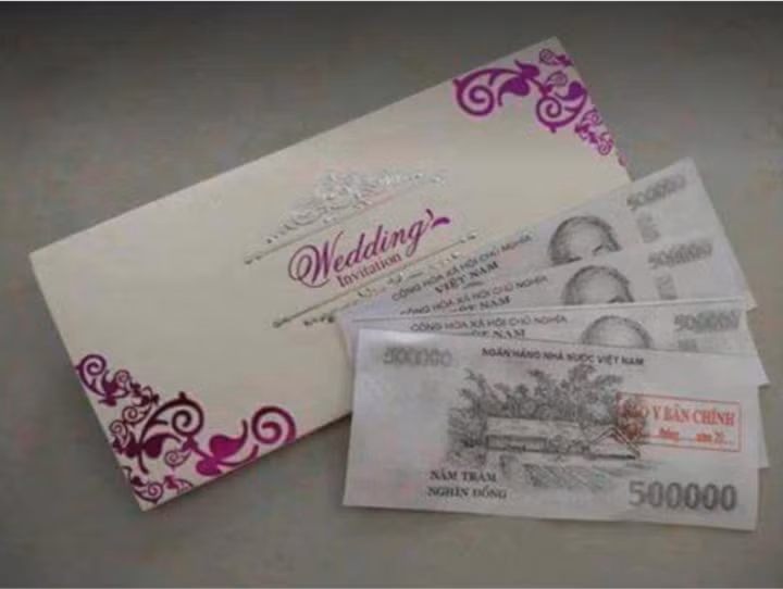 Một pha mừng cưới khác đến từ người yêu cũ khiến cô dâu chú rể tái mặt. Ảnh: Tổng hợp