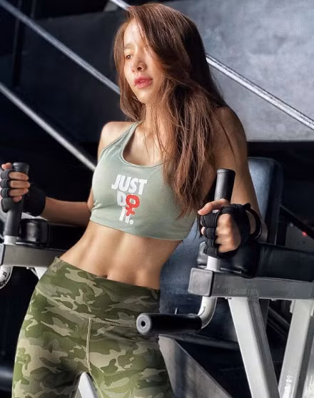 Mook Pichana hiện là mỹ nhân xứ Chùa Vàng thu hút đến hơn 1,2 triệu lượt theo dõi trên Instagram.